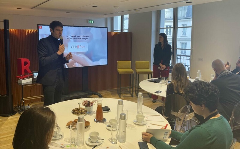 Fabien Versavau, PDG de Rakuten France, et Flora Louvet, Responsable Communication Corporate, lors de la conférence de lancement de Club R Pay, le 13 décembre 2022.