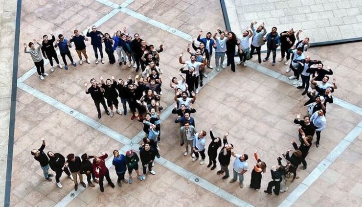 Staff Revolut au siège de Londres célébrant l'atteinte des 30 millions de clients (Crédit : Revolut)