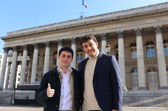 Vincent Aurez, Président de Figen AI, et Cyprien Delmeule, Président de Wealthcome, devant le Palais de la Bourse à Paris.  Mars 2025 Vincent Aurez, Président de Figen AI, et Cyprien Delmeule, Président de Wealthcome, devant le Palais de la Bourse à Paris.  Mars 2025