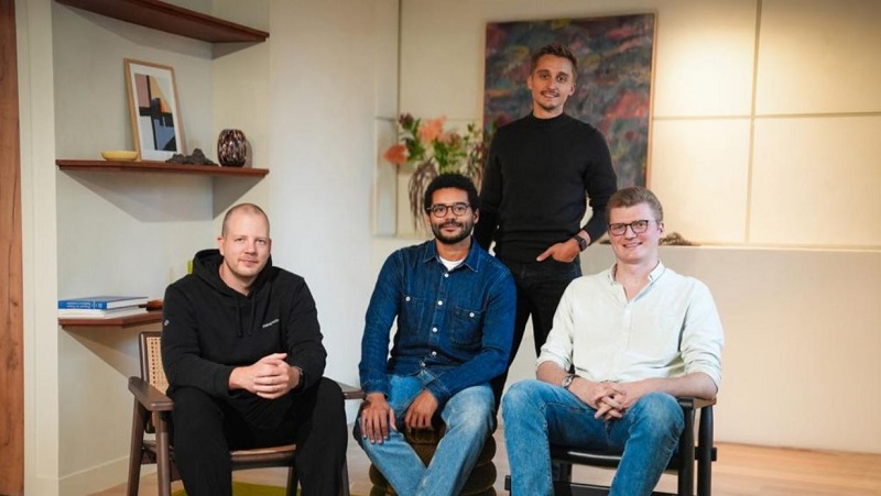 De gauche à droite (assis) : Thomas Vuchot (Senior Product Manager), Alexis Falaise (Senior Web Engineer) et Thomas Brach (Senior Product Manager) Debout : Mounir Laggoune, président et cofondateur de Finary