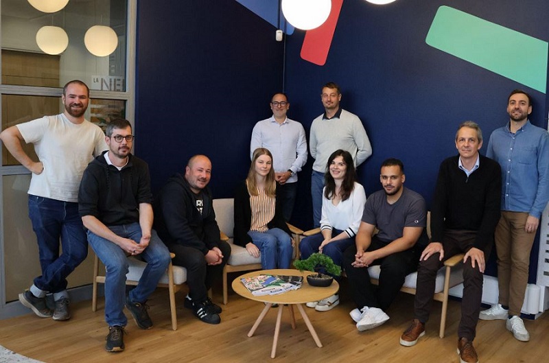 De gauche à droite :   Théo FAURE (Directeur Adjoint des Systèmes d'Information - La Nef); Quentin LE CAM (Développeur  Android - Nef Lab); Corentin DEBOURNOUX (Développeur backend - Nef Lab); Zoé VINCENT  (UX/UI Designer - Nef Lab); Philippe PASCAL (Directeur des richesses humaines - La Nef); Ivan  CHALEIL (Président de la Nef); Marie MORIN (cheffe de projet - Nef Lab); Hassan JERRAR  (Développeur web - Nef Lab); Matthias ROUBEROL (Directeur Technique - Nef Lab); Léo MIRANDA  (Directeur Marketing et Innovation - La Nef)