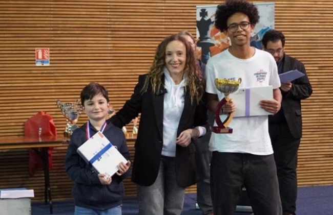 Distingo Bank remet le prix de la performance du Bois-Colombes Chess Master