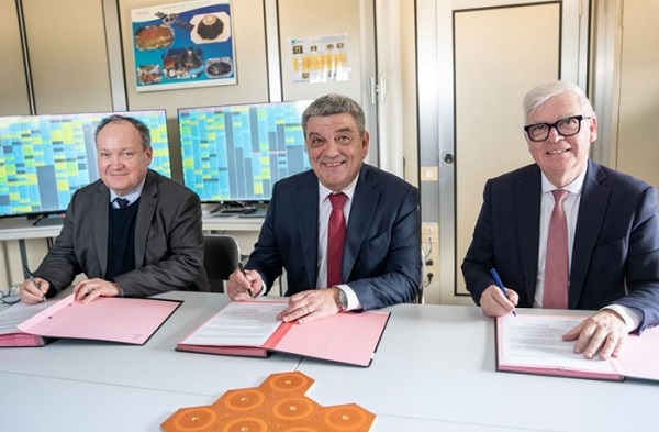 De gauche à droite, Ambroise Fayolle, vice-président de la BEI responsable pour la France ; Laurent Bodin, directeur général de CIMULEC Groupe et Dominique Garnier, directeur général de la Banque Populaire Alsace Lorraine Champagne (Copyright : Audrey Krommenacker)