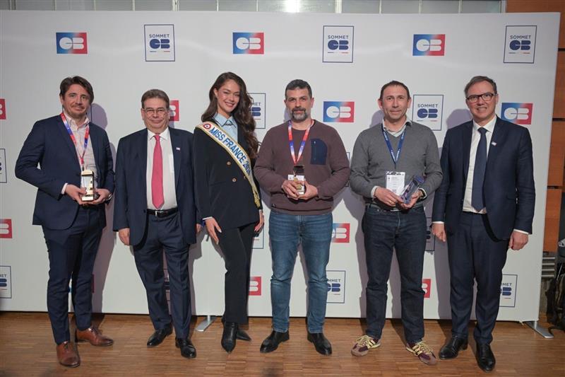Hinaupoko Devèze, Miss France 2026, Philippe Laulanie, Directeur général de CB, Gérald Grégoire,  Président de CB, accompagnés des trois gagnants des Trophées de l’Innovation CB 2026 :  Ma Petite Sponso, Billy et GammaO.  Crédit photo : ©Philippe Jacob