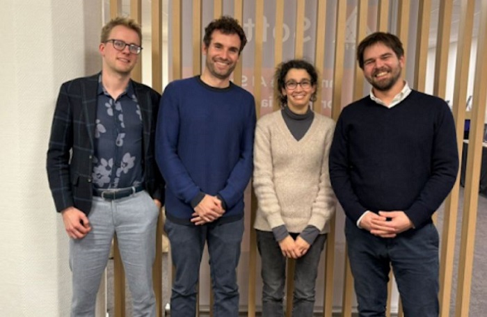 Une partie des membres des équipes de recherche de l’Université d’Anvers et d’AdvanThink, de gauche à droite : Jakob Raymaekers (maître de conférences en statistiques au département de mathématiques de l'université d'Anvers), Tim Verdonck (professeur de statistiques et de science des données à l'université d'Anvers), Aurélie Ausseil (Head of IA & Analytics – AdvanThink), Brice Perdrix (CEO – AdvanThink)