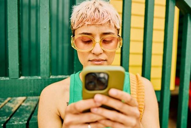 Plum dévoile une nouvelle étude sur les 18-34 ans : 1 jeune sur 3 se dit inquiet pour son avenir financier 