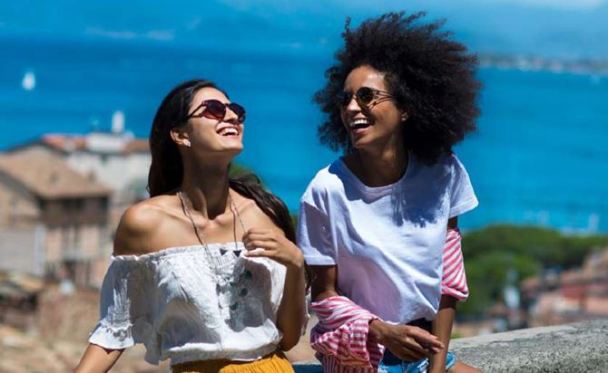 Restaurants, vacances, loisirs : l'été fait fondre l'épargne des jeunes Français
