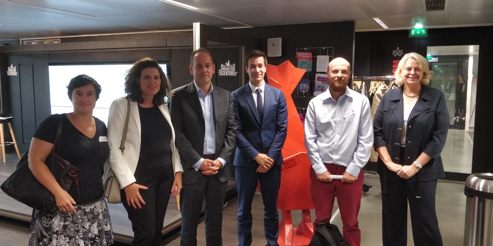 De gauche à droite : Nadia FILALI (Lab Blockchain CDC), Maître Arnaud GRÛNTHALER (Avocat d'ARK ECOSYSTEM), Pierre PERSON (Député de Paris, rapporteur de la commission crypto-monnaies), François-Xavier THOORENS ( Président et CTO d'ARK ECOSYTEM) et Anne MARÉCHAL (Directrice des affaires juridiques de l'AMF) De gauche à droite : Nadia FILALI (Lab Blockchain CDC), Maître Arnaud GRÛNTHALER (Avocat d'ARK ECOSYSTEM), Pierre PERSON (Député de Paris, rapporteur de la commission crypto-monnaies), François-Xavier THOORENS ( Président et CTO d'ARK ECOSYTEM) et Anne MARÉCHAL (Directrice des affaires juridiques de l'AMF)
