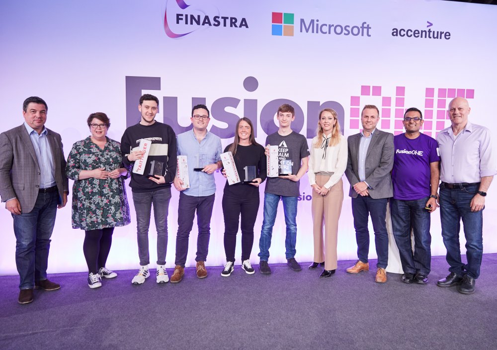 De gauche à droite :  • Directeur Général de Finastra, Simon Paris • Juge du hackathon, Liz Lumley, Directrice Fintech chez VC INNOVATIONS et Fintech Talents • L’équipe HYBER, Kieran Dyer, Ashley Moore, Lauren Harris et Scott Hiett • Les juges du Hackathon, Sarah Hazzledine Managing Director chez Accenture, Mark Smith, Solution Lead chez Microsoft, Mitesh Soni, Senior Director Innovation and Fintech chez Finastra et Eli Rosner, Chief Product and Technology Officer chez Finastra.