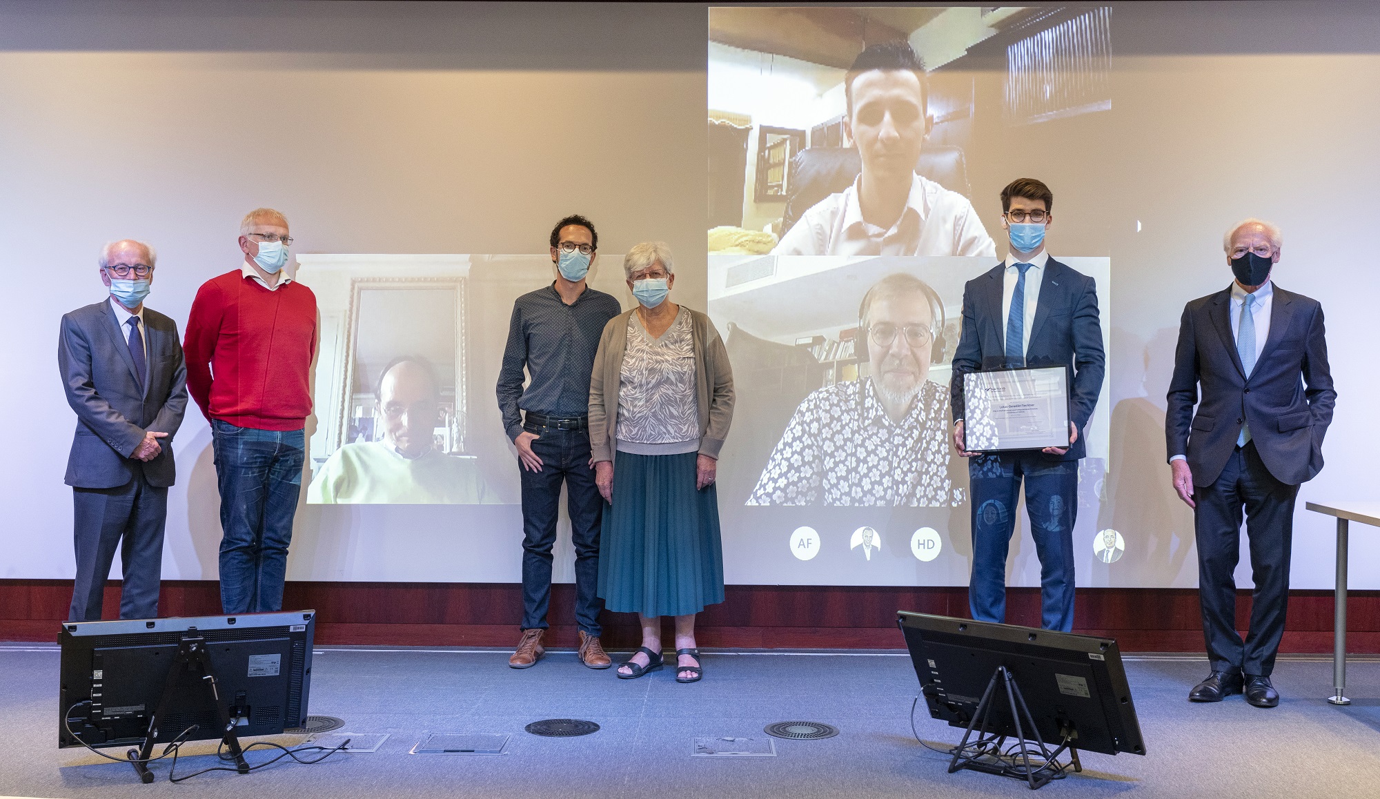 De gauche à droite : Jean Cheval, président de la Fondation Natixis pour la recherche et l'innovation ; Gilles Pagès, directeur du Master Probabilités et Finance de l'Université Pierre et Marie Curie Paris 6 et École Polytechnique ; Olivier Pironneau (sur l'écran), Académie des Sciences et membre du conseil scientifique de la fondation ; Mathieu Rosenbaum, professeur à l'École Polytechnique et lauréat du Prix Louis Bachelier ; Nicole El Karoui, fondatrice du Master Probabilités et Finance de l'Université Pierre et Marie Curie Paris 6 et École Polytechnique ; Pierre Gasnier (sur l'écran en haut à droite), lauréat 2020 du Prix du meilleur mémoire de master, Université Pierre et Marie Curie Paris 6 et École Polytechnique ; Charles-Albert Lehalle (sur l'écran en bas à droite), Capital Fund Management et membre du conseil scientifique de la Fondation Natixis ; Lukas-Benedikt Fiechtner, lauréat du prix de la Fondation Natixis du meilleur mémoire de master, University of Oxford ; Michel Crouhy, président du comité scientifique de la Fondation Natixis. De gauche à droite : Jean Cheval, président de la Fondation Natixis pour la recherche et l'innovation ; Gilles Pagès, directeur du Master Probabilités et Finance de l'Université Pierre et Marie Curie Paris 6 et École Polytechnique ; Olivier Pironneau (sur l'écran), Académie des Sciences et membre du conseil scientifique de la fondation ; Mathieu Rosenbaum, professeur à l'École Polytechnique et lauréat du Prix Louis Bachelier ; Nicole El Karoui, fondatrice du Master Probabilités et Finance de l'Université Pierre et Marie Curie Paris 6 et École Polytechnique ; Pierre Gasnier (sur l'écran en haut à droite), lauréat 2020 du Prix du meilleur mémoire de master, Université Pierre et Marie Curie Paris 6 et École Polytechnique ; Charles-Albert Lehalle (sur l'écran en bas à droite), Capital Fund Management et membre du conseil scientifique de la Fondation Natixis ; Lukas-Benedikt Fiechtner, lauréat du prix de la Fondation Natixis du meilleur mémoire de master, University of Oxford ; Michel Crouhy, président du comité scientifique de la Fondation Natixis.