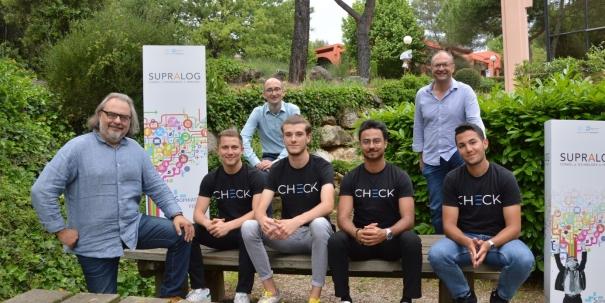 L'équipe Check : Bryan Epitiya et Ibrahim Benouna (à droite sur la photo) étudiants à SKEMA sur le campus de Sophia  avec leurs associés Robin Dijoux et Thibault Garrot, élèves ingénieurs à Polytech Nice Sophia.