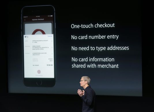 Tim Cook, directeur général d'Apple, lors de la présentation de l'Apple Pay, le 16 octobre, à Cupertino (Californie). MARIEO JOSE SANCHEZ/AP
