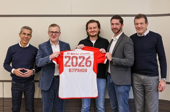 De gauche à droite : Michael Diederich, CEO adjoint et CFO du FC Bayern Munich AG ; Jan-Christian Dreesen, CEO du FC Bayern Munich AG; Eric Demuth, Co-fondateur et CEO de Bitpanda, Lukas Enzersdorfer-Konrad, CEO adjoint de Bitpanda; Andreas Jung, CMO du FC Bayern Munich AG.