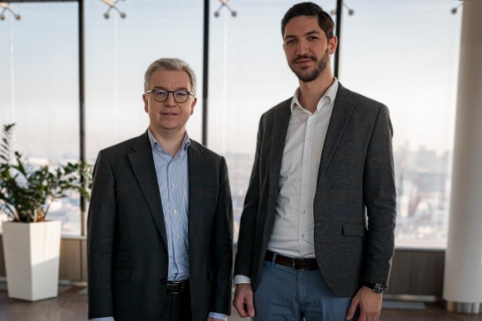 Michael Höllerer, CEO de Raiffeisen Bank (gauche), Lukas Enzersdorfer-Konrad, CEO Bitpanda Technology Solutions (droite)