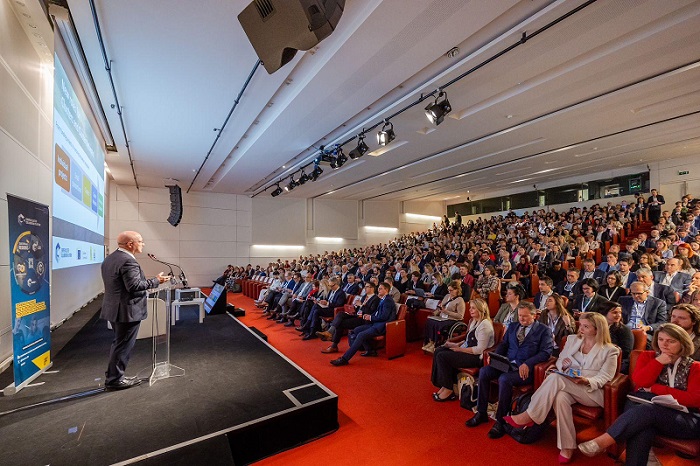 Antonio Novo, président de l'European Clusters Alliance, devant une salle comble