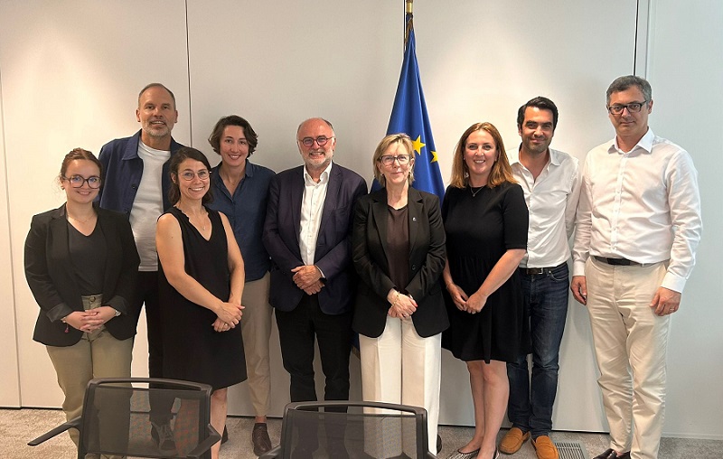 De gauche à droite : Lucile Grand (France FinTech), Christophe Dandois (Leocare), Florence de Maupeou (France FinTech), Maëva Courtois (Helios), Alain Clot (France FinTech), Maria Luis Albuquerque (Commission européenne), Kristen Charvin (France FinTech), Alexis Normand (Greenly), et Cyril Chiche (Lydia).