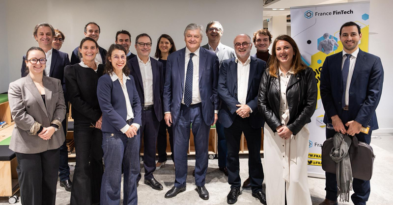 De gauche à droite : Lucile Grand (France FinTech), Pierre-Antoine Dusoulier (iBanFirst), Philippe de la Chevasnerie (Papernest), Charlotte Gaudin (AML Factory), Axel Demazy (Spendesk), Florence de Maupeou (France FinTech), Éric Mignot (+Simple), Steve Rosenblum (Libertify), Charlotte Gounot (Defacto), Nicolas Forissier (Ministre chargé du Commerce Extérieur), Cyril Chiche (Lydia Solutions), Alain Clot (France FinTech), Melchior Bachelot (France Digitale), Kristen Charvin (France FinTech), Rami Abi Akl (Ministère de l’Europe et des Affaires étrangères).