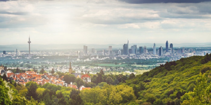 Les Français épargnent 5 650 € en moyenne par an, mais l'écart entre métropoles et ruralité dépasse les 70 %