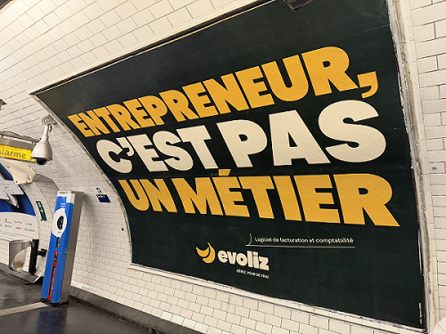 (ci-dessus, la campagne “Entrepreneur, c’est pas un métier” dans le métro parisien ; crédit photo @DUNK!)