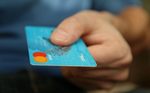 La résistance du plastique : Comment les cartes bancaires classiques défient les nouvelles solutions de paiement ?